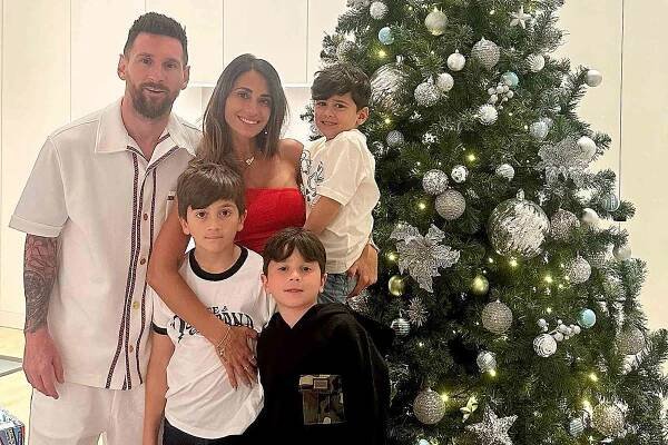 Lionel Messi Celebrates Christmas with Wife and Kids After World Cup Win: 'Feliz Navidad'