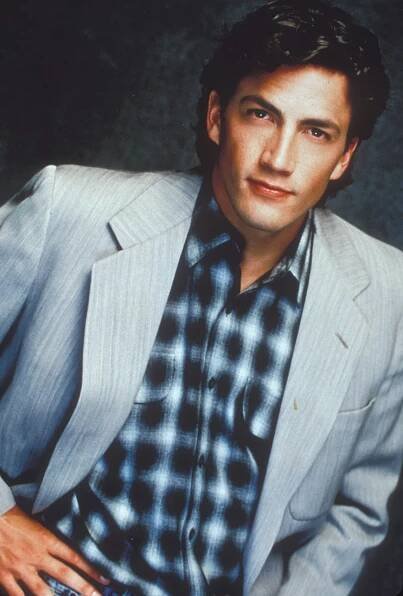 Billy z Melrose Place po 28 letech: Andrew Shue nechal narůst vousy, zešedivěl a v 53 letech je to pořád fešák - galerie