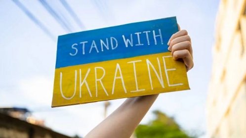 Čeští tvůrci pro Ukrajinu: Tričko Sláva Ukrajině i taška s nápisem Ruská válečná lodi, jdi do p...le
