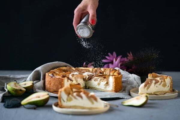 Tvarohový křehký koláč s hruškami - Under cake pressure