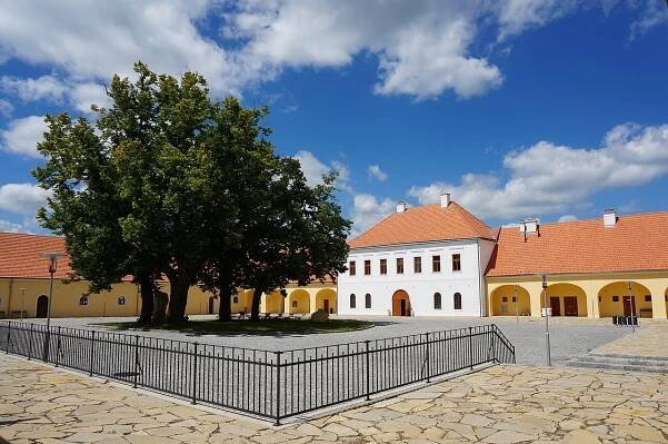 Soubor:Panský dvůr na Edenu.jpg – Wikipedie