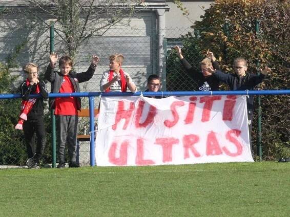 Fotbalisté Mařatic (žluté dresy) ve 13. kole okresního přeboru přehráli Nedakonice 3:1.