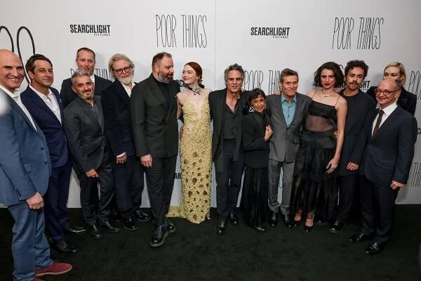 The Searchlight Pictures “Poor Things” New York Premiere at the DGA Theater on Dec 6, 2023 in New York, NY, USA - Matthew Greenfield, Andrew Lowe, Tony McNamara, Yorgos Lanthimos, Emma Stone, Mark Ruffalo, Kathryn Hunter, Willem Dafoe, Margaret Qualley, Ramy Youssef - Chudáčci - Z akcí