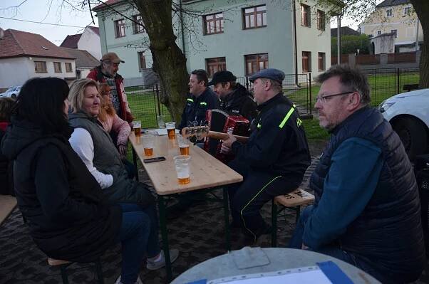 Stavění máje a čarodějnice 30.4.2023 - Oficiální stránky městys Rokytnice nad Rokytnou