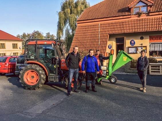 Traktor-Kioti-DK4510-se-stepkovacem-Laski.JPG