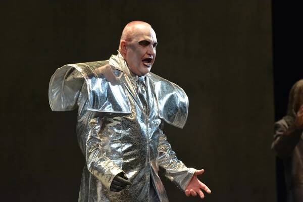 Viktor Ullmann: Pád Antikrista – Václav Málek (Regent /Démon Regenta) – Moravské divadlo Olomouc 2014 (foto Pavel Malý)