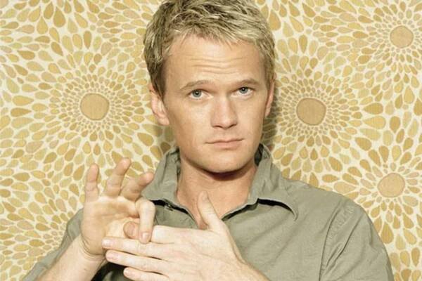 Televizní sukničkář Neil Patrick Harris se svým partnerem vychovává dvojčata
