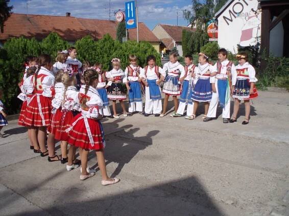 Život v obci - Krojované hody - Oficiální stránky obce Sedlec u Mikulova
