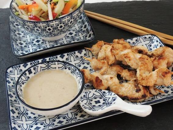 Krůtí satay s arašídovou omáčkou a salátem – Snědeno.cz