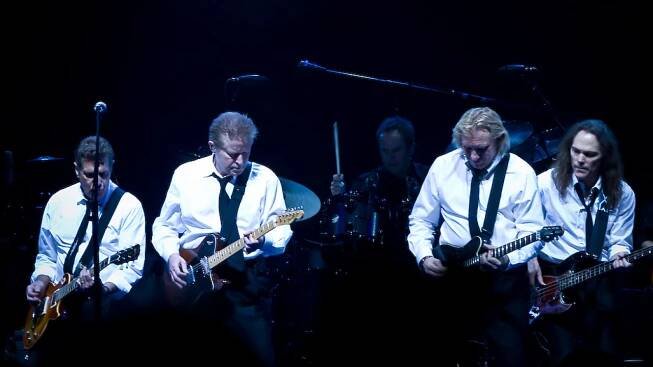 Nejprodávanější deskou v historii USA je album s hity The Eagles, prodalo se jí tam 38 milionů. Přeskočila Jacksonův Thriller