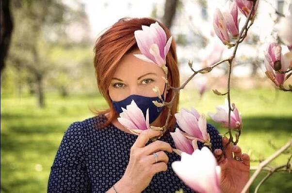 FOTO: Alena Schillerová má však i svou něžnou část, jak naznačují fotografie s květinami, které tu a tam zveřejní na svém Instagramu. – stránka 267