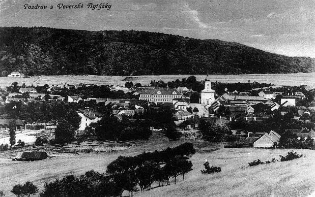 Veverská Bítýška, celkový pohled od západu; nedatováno (sbírka Jiřího Fiedlera).