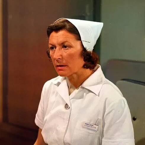 Vrchní sestra Jáchymová byla jednou z nejvýraznějších seriálových rolí Niny Popelíkové.