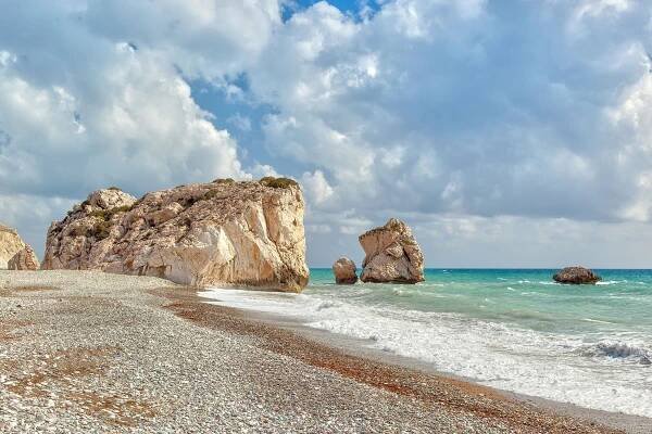 Při svatební cestě po Kypru navštivte zátoku Petra tou Romiou