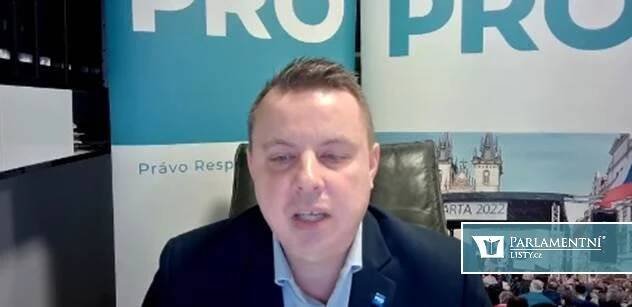 Rajchl (PRO): Svazáci z Milionu chvilek, Piráti. Pod Fialou se kymácí židle