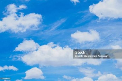 Načechrané mraky a jasné modré pozadí oblohy v létě - Bez autorských poplatků Obloha - Přírodní jev Stock fotka