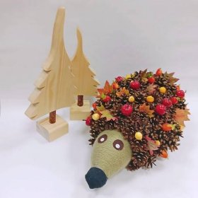 Podzimní dekorace – ježek ze šišek