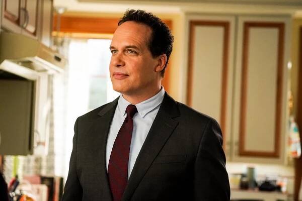Americká manželka - Graduation - Z filmu - Diedrich Bader