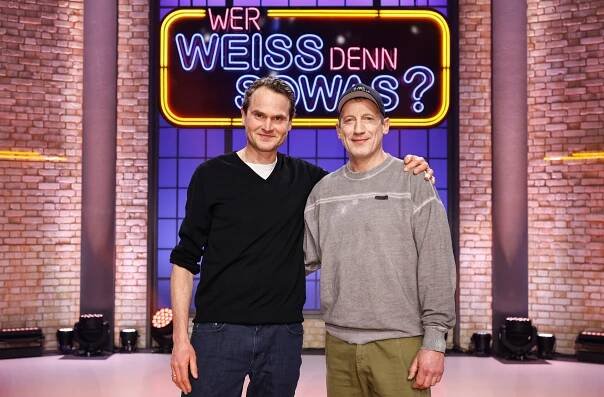 Wer löst die Quiz-Fälle? "Tatort"-Kommissare Fabian Hinrichs und Wotan Wilke Möhring bei "Wer weiß denn...