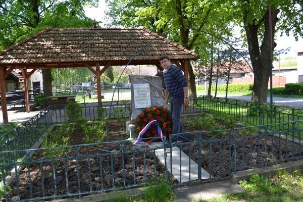 Kladení věnců květen 2020 - Oficiální stránka obce Velim