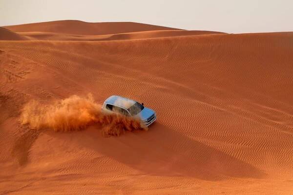 Dubaj: pouštní safari, čtyřkolky, jízda na písku, velbloudi a grilování