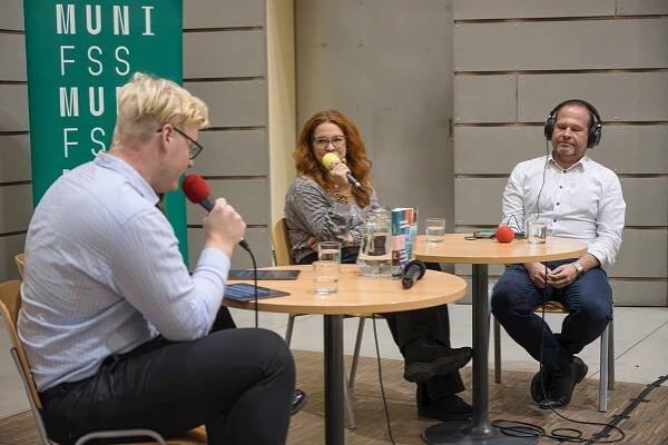 Debata o soudobých dějinách zaplnila atrium FSS | Fakulta sociálních studií MU