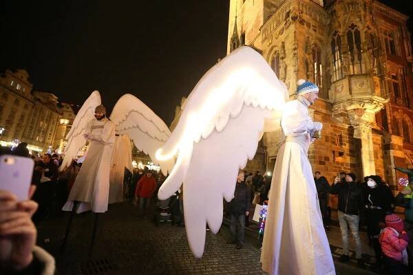 OBRAZEM: Průvod andělů na chůdách prošel o adventní neděli ulicemi staré Prahy