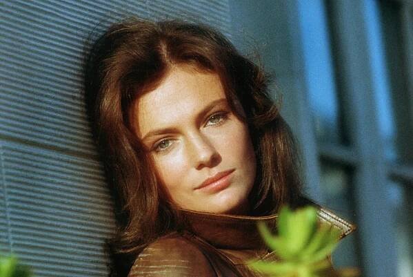 Jacqueline Bisset, nejkrásnější herečka všech dob, se nikdy nevdala. Ale je alespoň kmotrou Angeliny Jolie