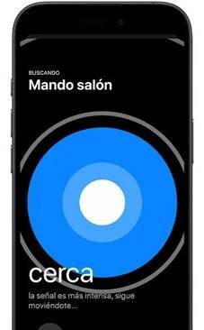 Un iPhone que se usa para encontrar el mando Siri Remote