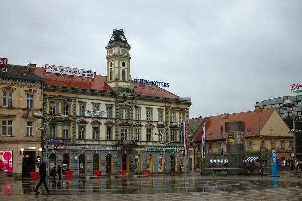 Soubor:Osijek, Trg Ante Starčevića.jpg – Wikipedie