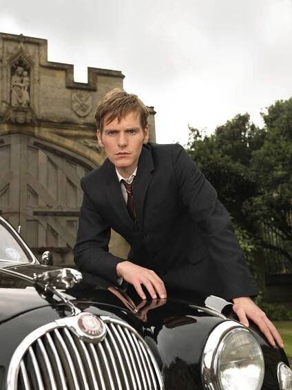 Mladý začínající detektiv jménem Endeavour (Shaun Evans) se věnuje zapeklitým kriminálním případům.