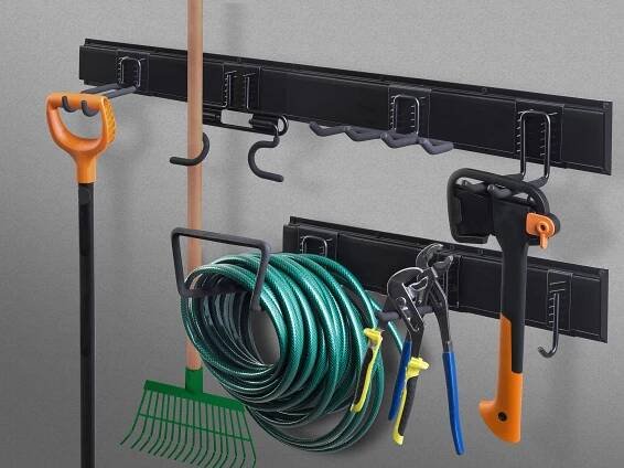 lopata, hrábě, hadice, kleště a sekyra zavěšené na závěsném systému G21 BlackHook
