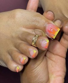 Barva podzimu Nehty na nohou černé ženy 2023 15 nápadů