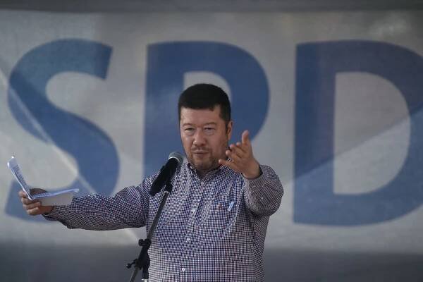 Šéf SPD Tomio Okamura ve svých letácích manipuluje fakty.