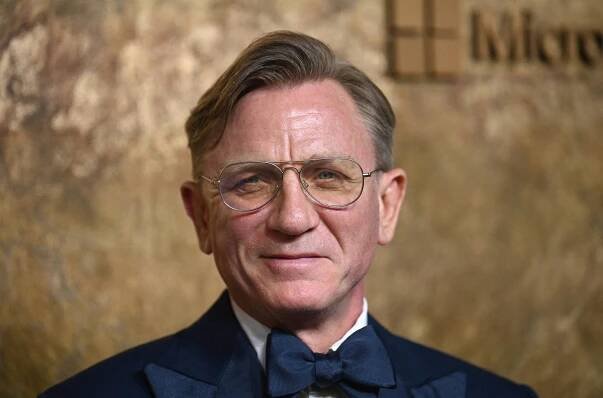 Daniel Craig má zbrusu nový účes, který by u něj čekal málokdo. Za ruku si výjimečně přivedl i svou krásnou paní