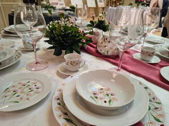 Návštěvníci Porcelánových slavností obdivují umění stolování a nakupují nádobí