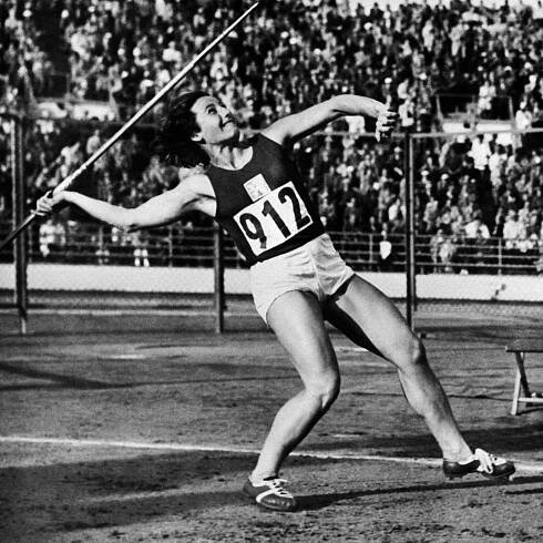 Dana Zatopkova, Champion Javelin Thrower, Is Dead at 97