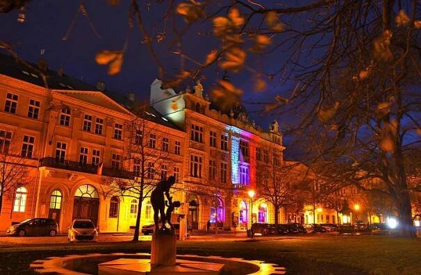 České barvy rozsvítí známá místa, Plzeň si připomíná 17. listopad