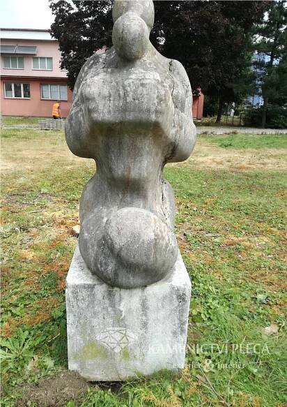 Restaurování sochy Mateřská náruč - Vsetín