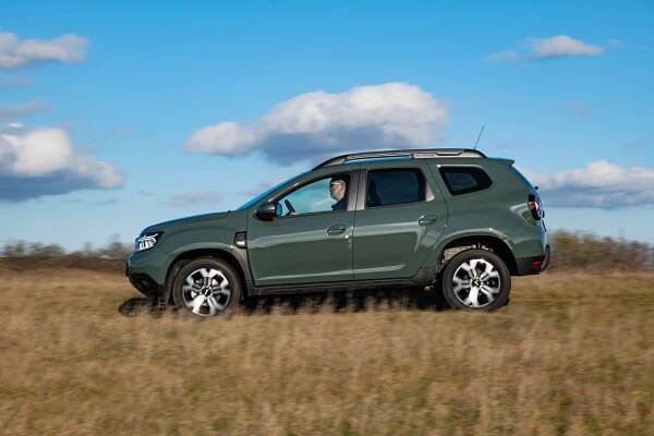 Dacia Duster vs. Jogger: Která je lepší pro rodinu, která je lepší na silnici a která do lesa