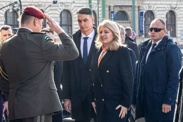 Obrazem: Čaputová v Česku kritizovala Fica. Večer šla s prezidentem Pavlem do kina