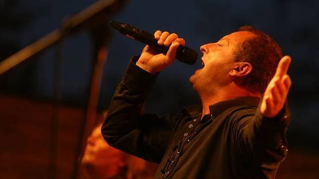 OBRAZEM: Na hradě Valečov to v sobotu rozjela kapela Komunál