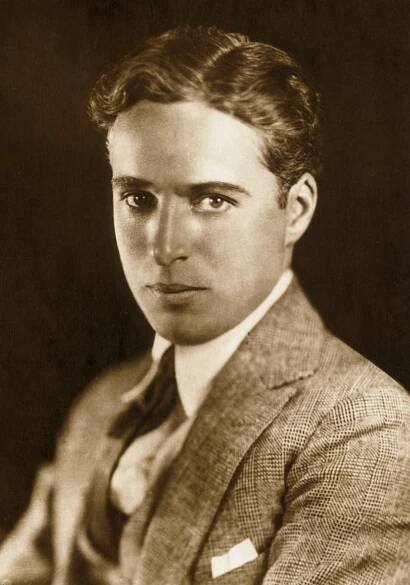 Soubor:Charlie Chaplin portrait Getty 1739411952.jpg – Wikipedie