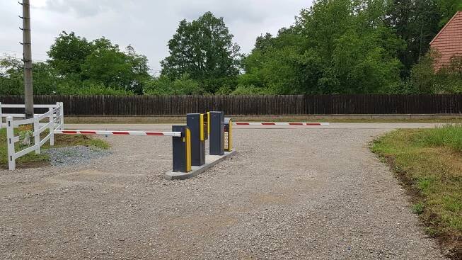 Závory ve vjezdu na soukromé pozemky, parkoviště a hotel