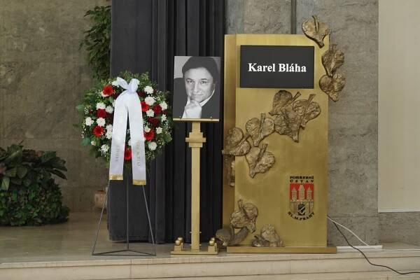 Pohřeb zpěváka Karla Bláhy (†77). Na poslední rozloučení dorazili Petr Vichnar, Marie Retková a další známé tváře