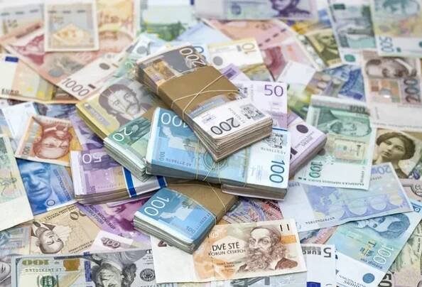 Srbský Dinár a jinou měnu — Stock obrázek