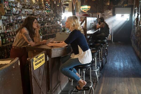 Exprezident Graves - Half a World Gone Mad - Z filmu - Callie Hernandez, Heléne Yorke