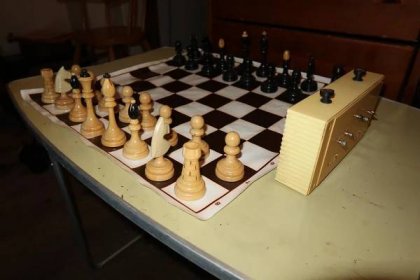Staré šachy a šachové analogové hodiny - Starožitnosti a umění