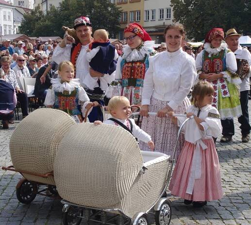 Na tři tisíce krojovaných i sklepní labyrint nabídnou Slovácké slavnosti