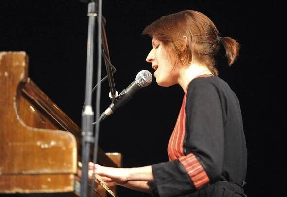 Markéta Irglová si na svůj brněnský koncert nevzala boty, zato se vybavila odzbrojujícím úsměvem.